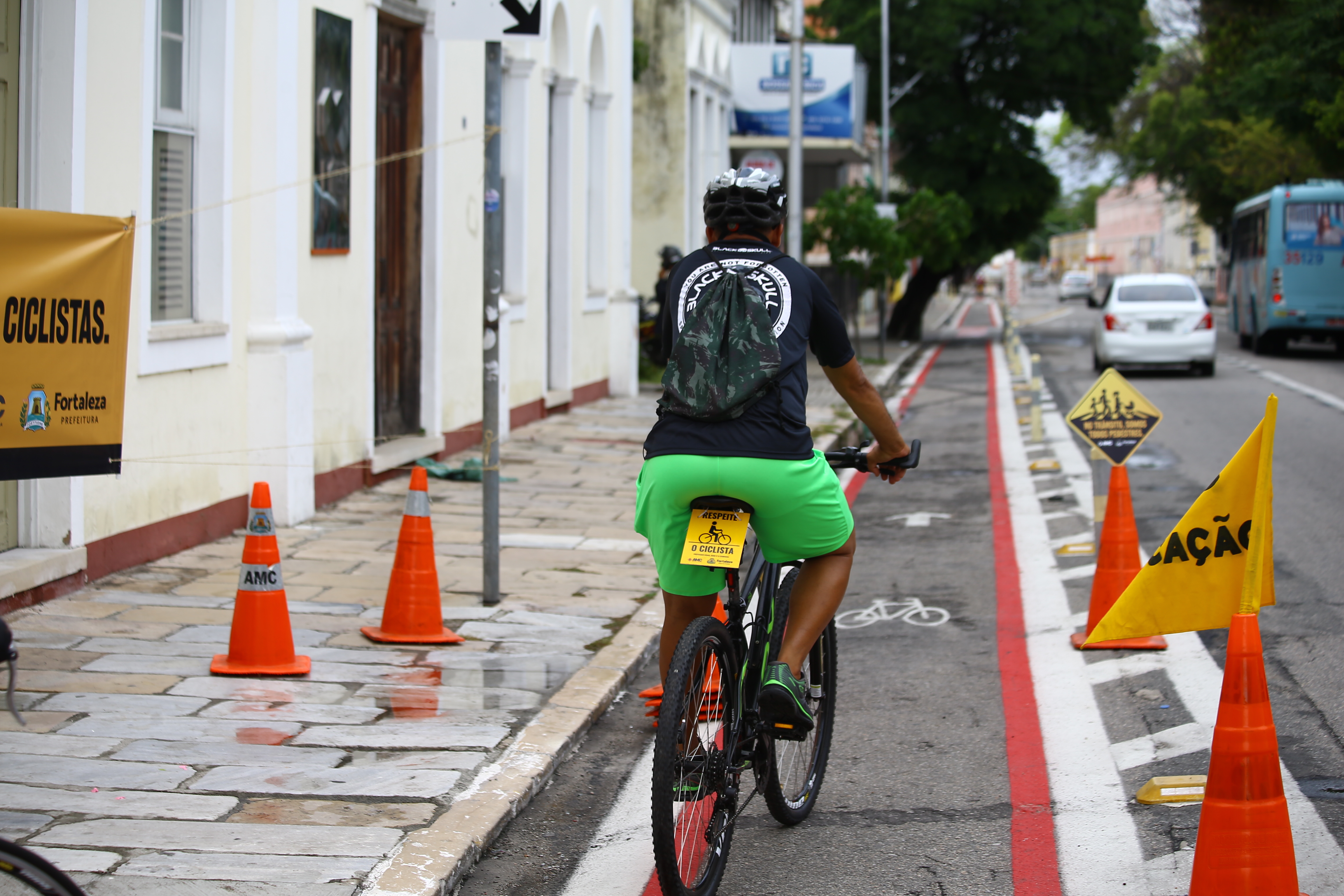 pessoa andando de bicicleta